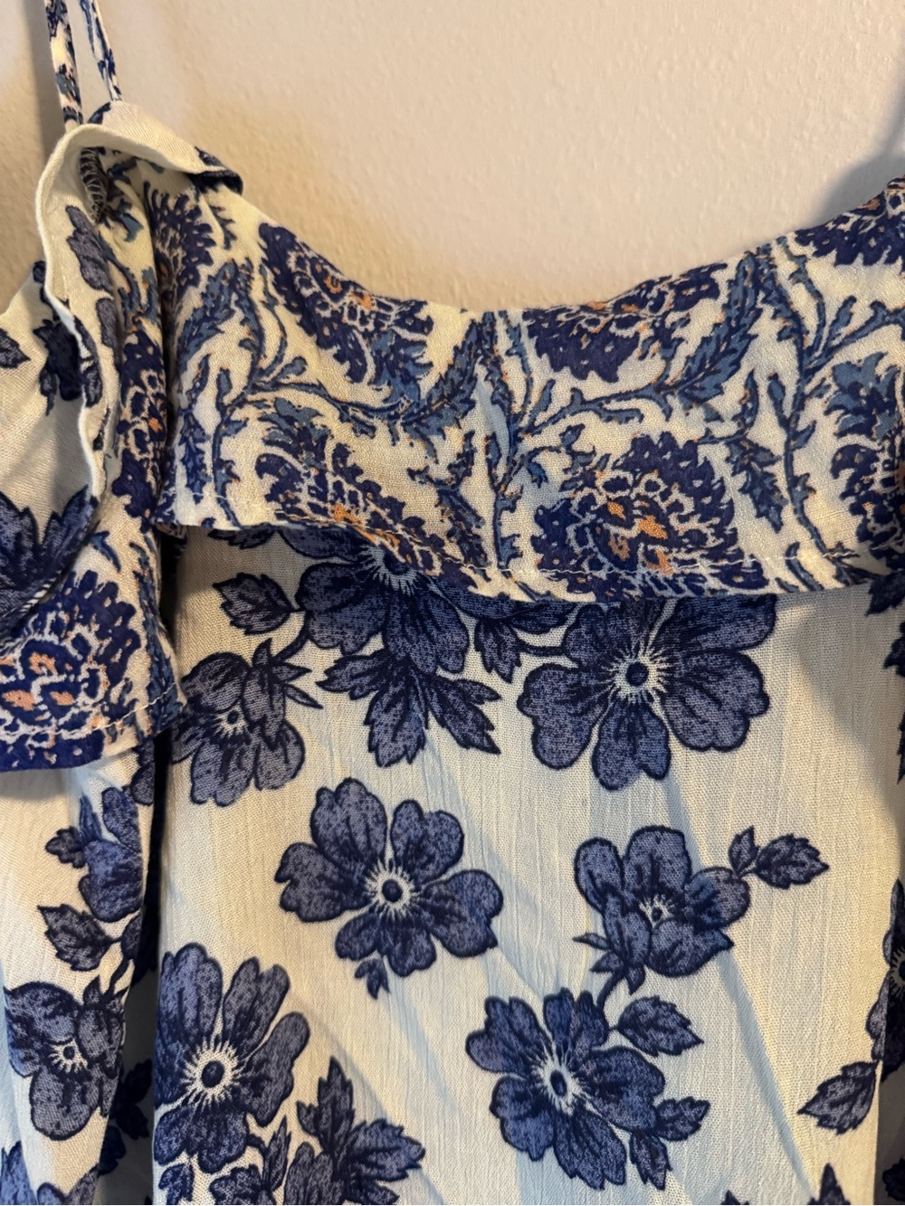 Women’s White & Blue Floral Cold-Shoulder Top - Picture 4 of 6